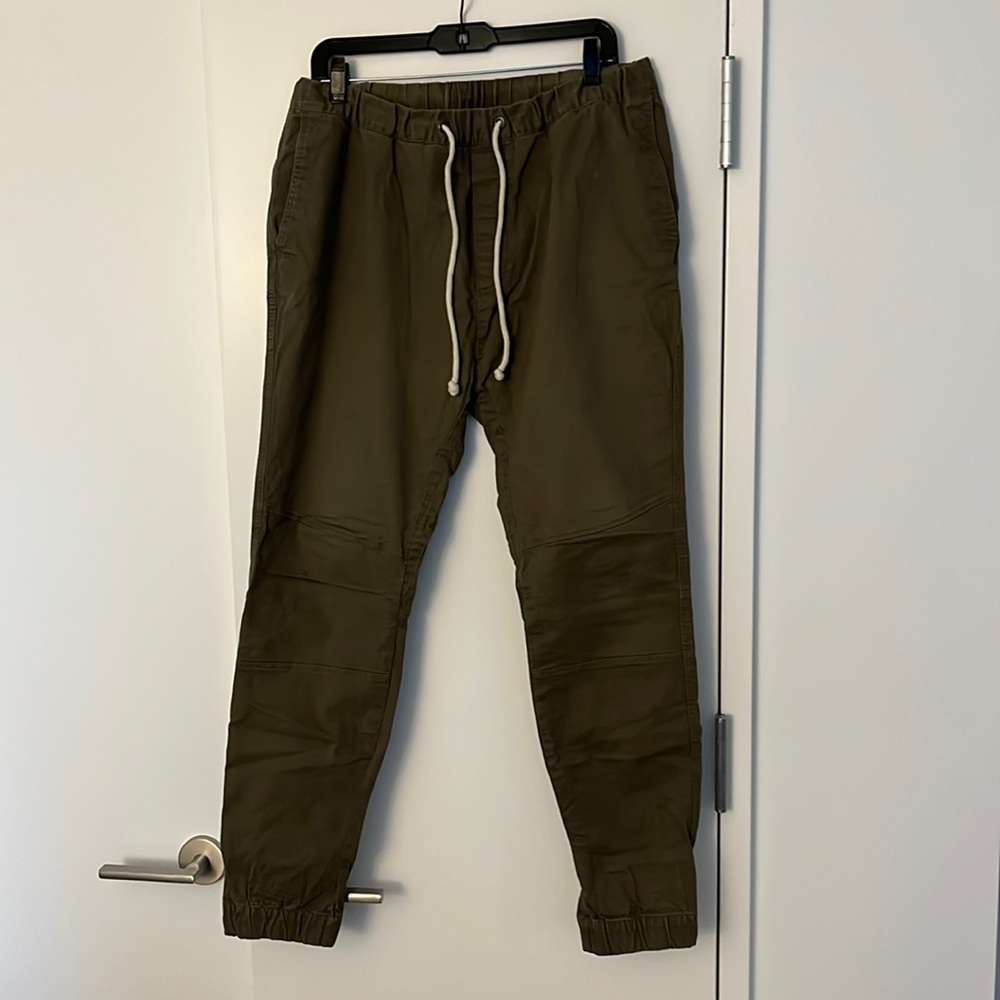 H&M dark green joggers. Skinny leg. 10/10 condition. Size 34.